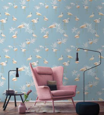 Egzotikus hangulat flamingók pálmával mintás tapéta pasztell kék alapon barack színű nappaliban