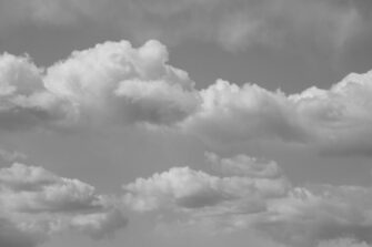 Felhők - fekete-fehér művészi fotóposzter, óriásposzter