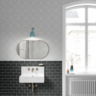Városi elegancia geometria mintás tapéta szürke színű fürdőszobában